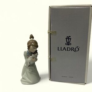Lladró 5712 Sleepy Kitten Figurine Girl Holding Cat Retired Porcelain‎ w/ Box